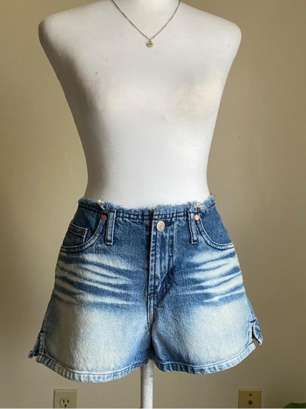 Vintage 90s Y2K frayed denim shorts - Picture 5 of 8